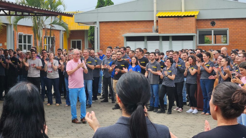A rotina da operação da matriz da Tintas Farben, em Içara (SC), foi brevemente interrompida pela direção da empresa no inÃcio da tarde desta terça-feira (11) para um anúncio